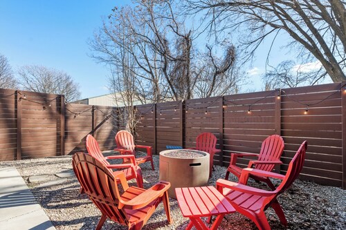 Prime NULU Escape: Sleek 4BR w/ Hot Tub & Style