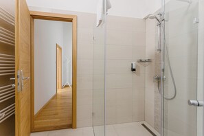 Habitación Deluxe doble | Baño | Secador de pelo, toallas, jabón y papel higiénico