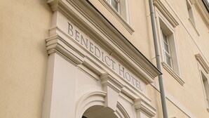 A building with the sign "BENEDICT HOTEL" above an entrance. - Hotel Benedict (Koszeg)