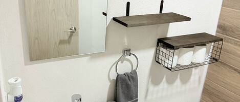 Douche, séchoir à cheveux, serviettes fournies, savon