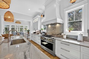 Jääkaappi, mikroaaltouuni, uuni, astianpesukone