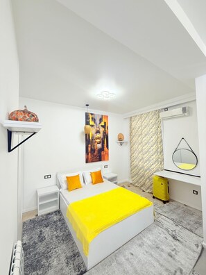Suite Classic, vista giardino | Una cassaforte in camera, una scrivania, postazione laptop