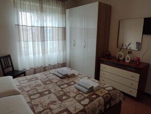 1 chambre, bureau, fer et planche à repasser, lit parapluie