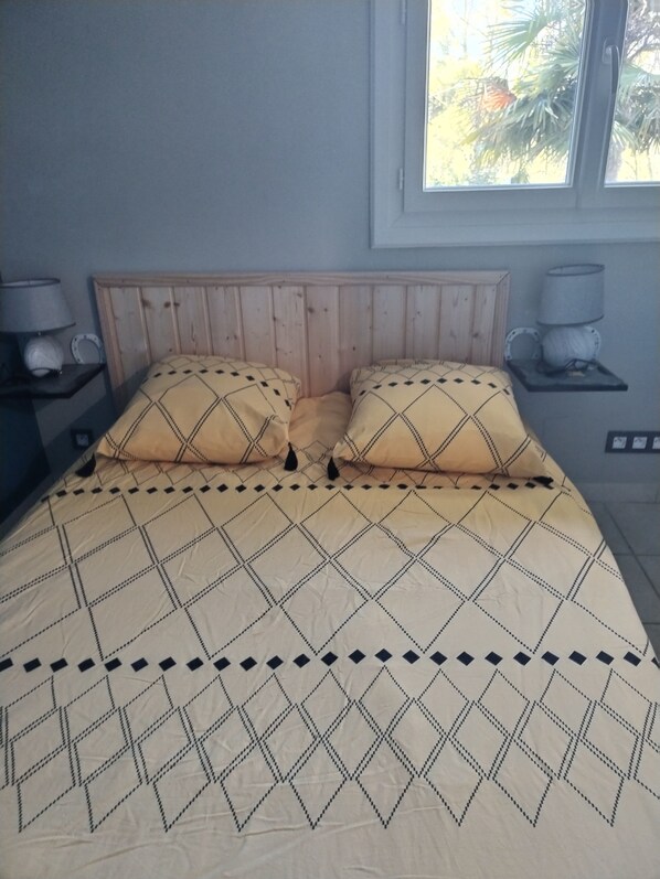 2 bedrooms, iron/ironing board, WiFi, bed sheets