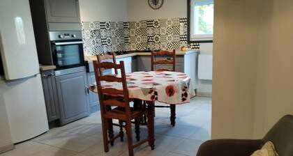 LES BUTINEUSES 8mn from freeway comfortable apartment in quiet country setting