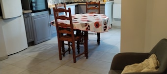 LES BUTINEUSES 8mn from freeway comfortable apartment in quiet country setting