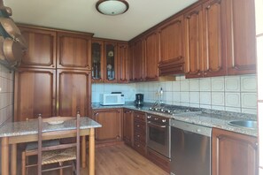 Frigorífic, microones, forn i placa de cuina 