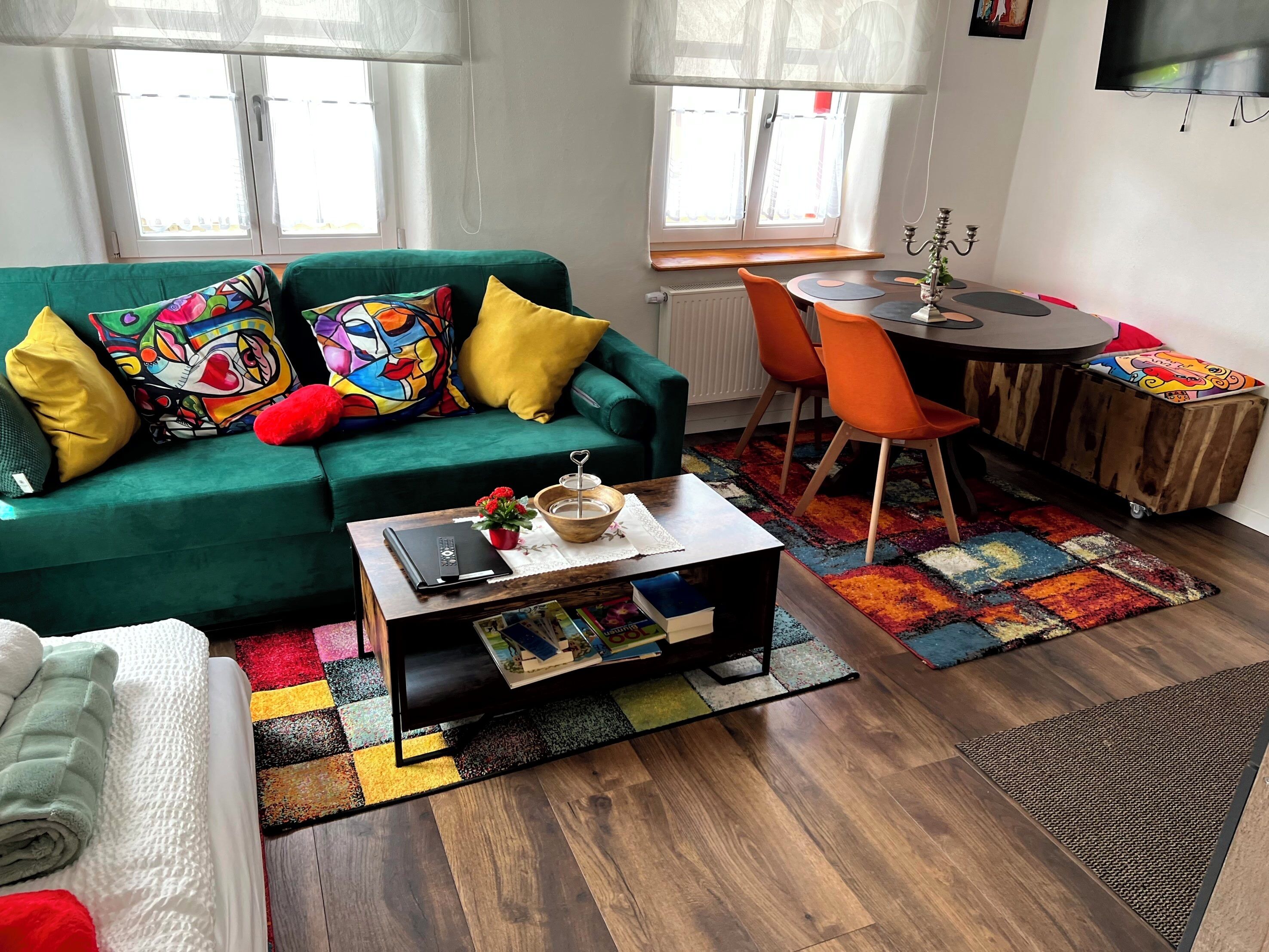 Een smart-tv en boeken