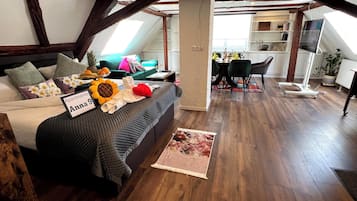 2 bedrooms, travel cot, WiFi, bed sheets