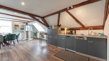 Wasserkocher mit Kaffee-/Teezubehör, Kühlschrank, Mikrowelle, Herdplatte