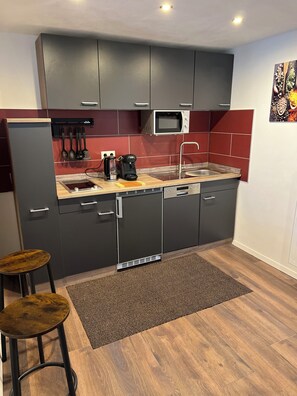 Réfrigérateur, micro-ondes, plaque de cuisson, lave-vaisselle