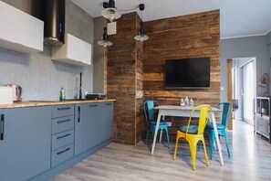 Kühlschrank, Mikrowelle, Herdplatte, Geschirrspüler