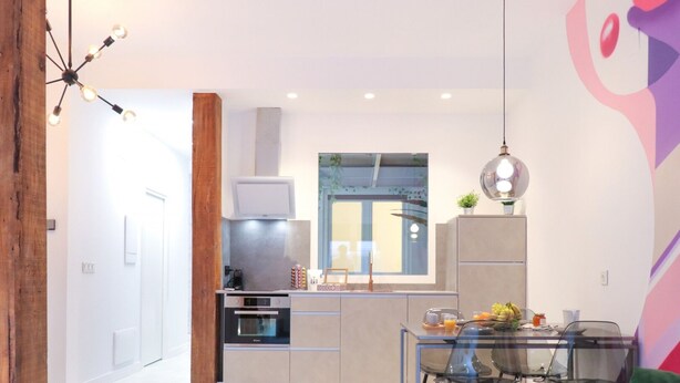 A modern kitchen with a built-in oven, a microwave, and a window above the sink. - Apartamento Kursal by SanSe Holidays (Donostia)