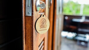 Une porte en bois avec un trou de serrure et une serrure en métal.