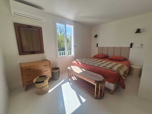 4 bedrooms, iron/ironing board, free WiFi, bed sheets