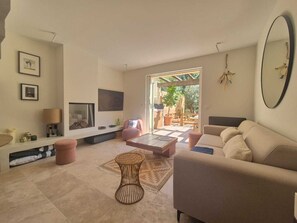Smart TV y chimenea 