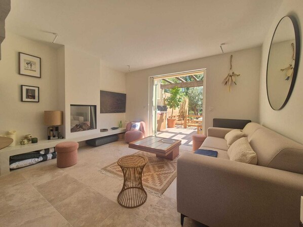 Smart TV, fireplace
