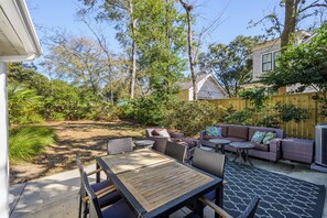 Outdoor dining - Old Mount Pleasant Charmer (Mount Pleasant)