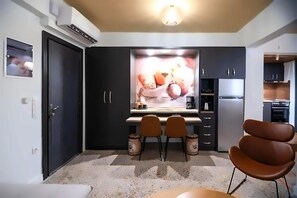 Kühlschrank, Ofen, Wasserkocher mit Kaffee-/Teezubehör