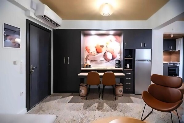Fridge, oven, coffee/tea maker, cookware/dishes/utensils