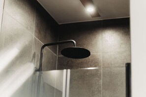 Sèche-cheveux, serviettes fournies, papier toilette