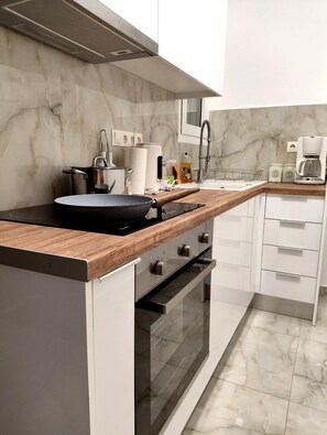 Fridge, oven, stovetop, dishwasher