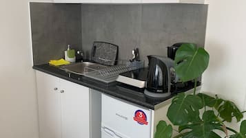 Fridge, coffee/tea maker