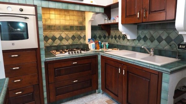 Kühlschrank, Ofen, Herdplatte, Kochgeschirr/Geschirr/Besteck