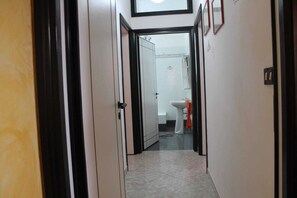 Douche, sèche-cheveux, bidet, serviettes fournies