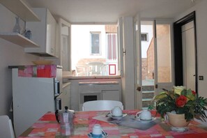 Refrigerador, horno, placa de cocina, utensilios de cocina