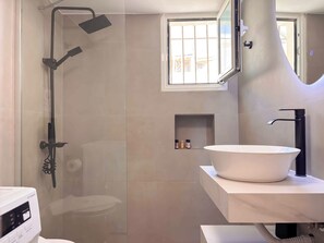 Douche, sèche-cheveux, serviettes fournies, savon