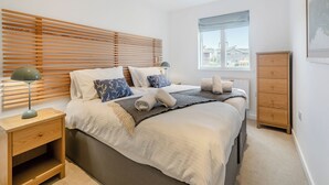4 bedrooms, WiFi (free), bed sheets