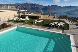 Pool - Lake View Paradise - three-room apartment with terrace and pool at Lake Iseo (Parzanica)