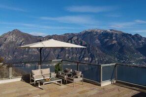 Terrace/patio - Lake View Paradise - three-room apartment with terrace and pool at Lake Iseo (Parzanica)