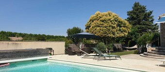 Villa with swimming pool - Authentic escape 8 minutes from Lourmarin!