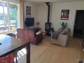 Smart-TV, bordtennis, bøker og stereoanlegg
