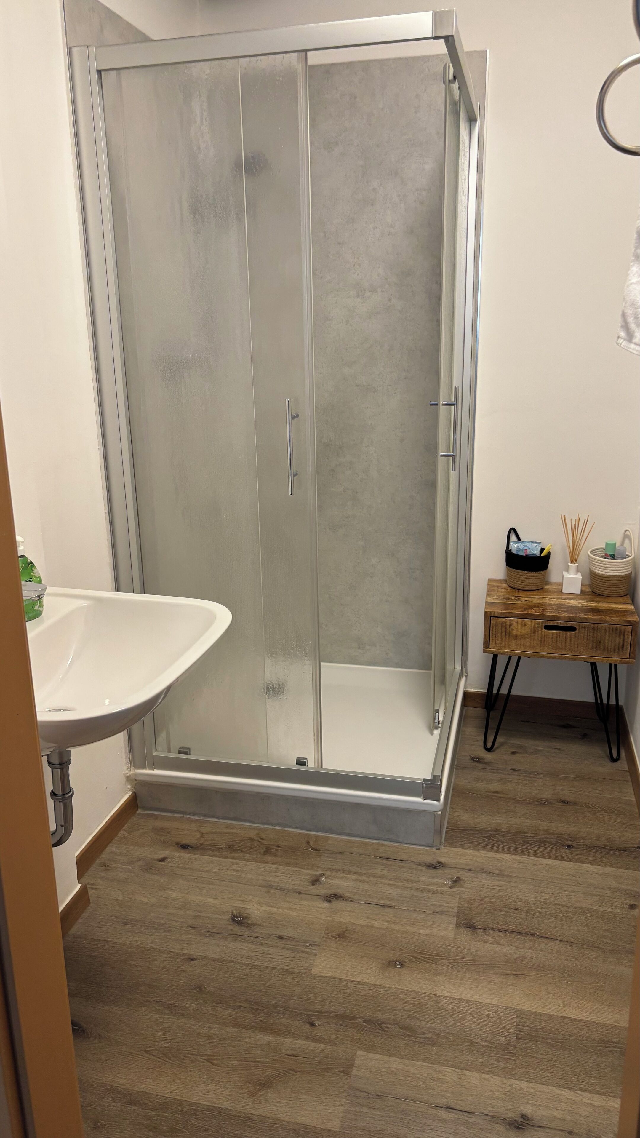 Een haardroger, handdoeken, zeep, toiletpapier