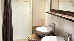 A modern bathroom with two sinks, a large mirror, and a shower area. - Villa Laurier U Benedettu (Lecci)