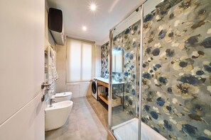 Shower, hair dryer, bidet, towels - "Vatican Meadows," with its lovely "Red" apartment. (Roma)