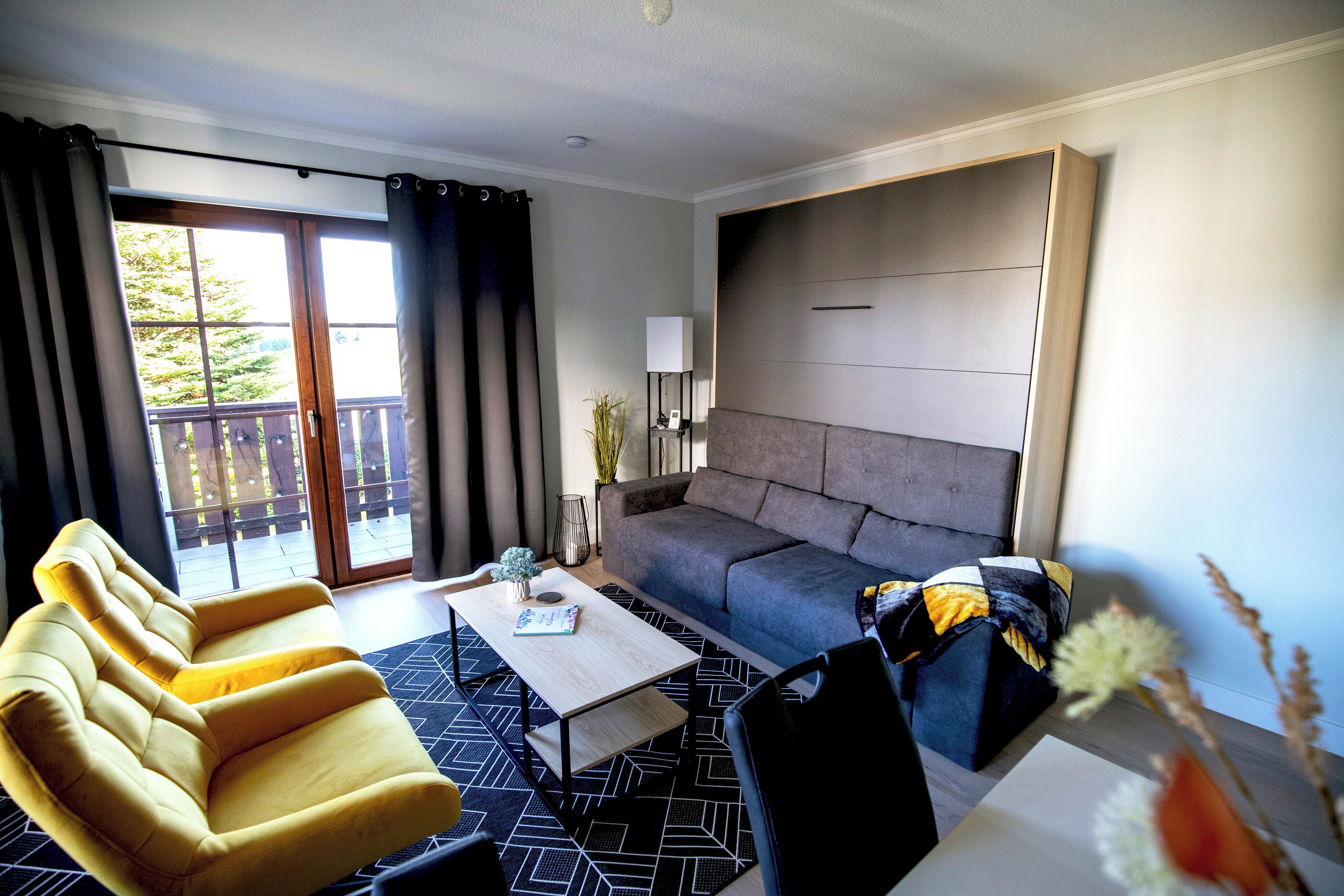 TV connectée, cheminée, écrans d'ordinateur