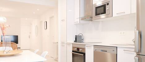 Frigorífico, microondas, horno y placa de cocina