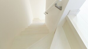 A staircase with white walls and a handrail. - Flora Maison Kamiochiai by Tranova (Tokyo)