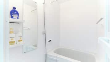 Combined shower/bathtub, hair dryer, towels, shampoo