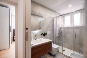 Apartment | Bathroom | Shower, free toiletries, hair dryer, bidet - Rafael White Home (Como)