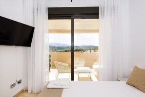 2 quartos, berço de viagem, acesso à internet, roupa de cama