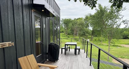 Tradstuga: modern lakefront tree cottage w/ sauna