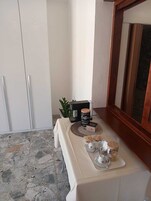 Camera Superior, balcone, vista mare parziale | Pasti in camera