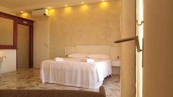 Chambre Supérieure, balcon, vue partielle sur la mer