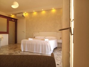 Chambre Supérieure, balcon, vue partielle sur la mer | Wi-Fi gratuit