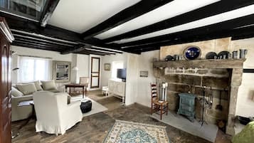 Smart TV, table tennis, books, stereo